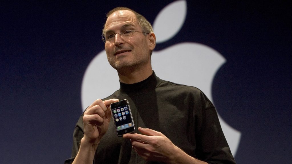 Steve Jobs présente le premier iPhone en 2007 // Source : Capture YouTube Steve Jobs présente le premier iPhone en 2007 // Source : Capture YouTube
