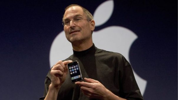 Steve Jobs présente le premier iPhone en 2007 // Source : Capture YouTube Steve Jobs présente le premier iPhone en 2007 // Source : Capture YouTube