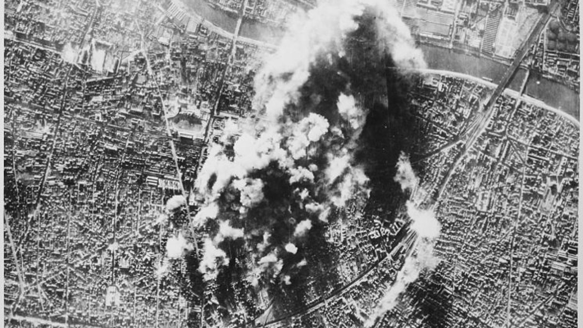 Bombardement de Paris pendant la Seconde Guerre mondiale // Source : National Archives and Records Administration Bombardement de Paris pendant la Seconde Guerre mondiale // Source : National Archives and Records Administration