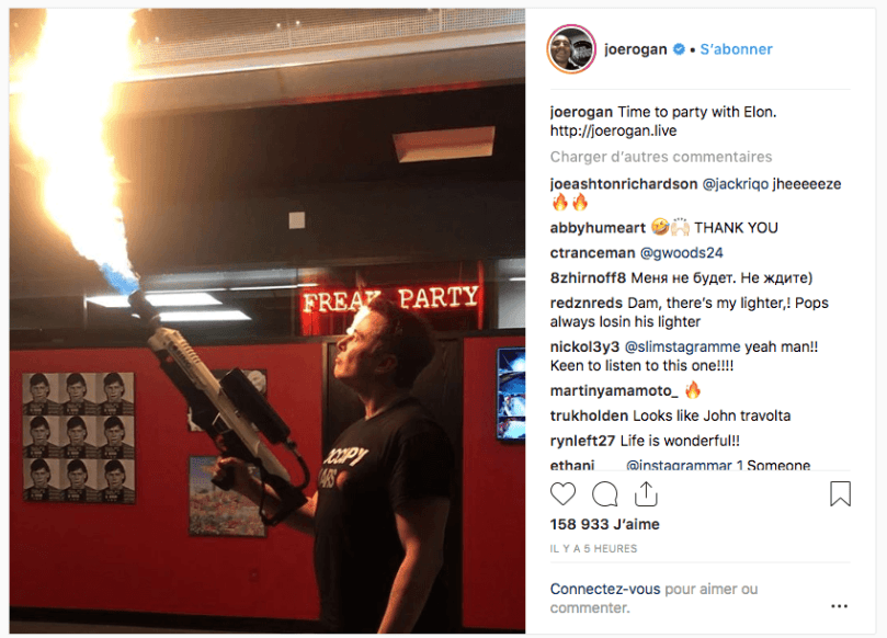 Elon Musk joue avec un lance-flamme de The Boring Company // Source : Instagram/JoeRogan Elon Musk joue avec un lance-flamme de The Boring Company // Source : Instagram/JoeRogan