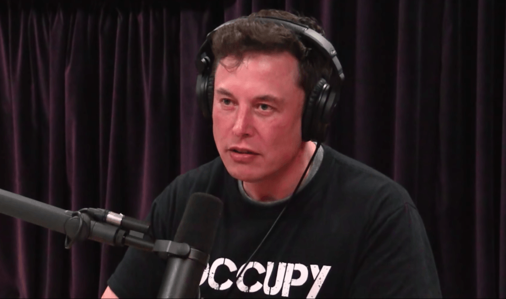 Elon Musk dans un podcast filmé, diffusé le 7 septembre 2018 // Source : YouTube/PowerfulJRE Elon Musk dans un podcast filmé, diffusé le 7 septembre 2018 // Source : YouTube/PowerfulJRE