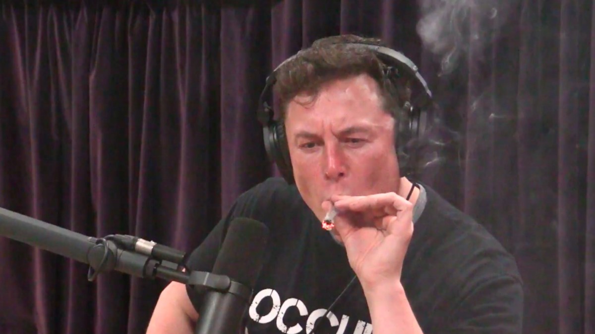 Elon musk en train de fumer un joint dans un podcast filmé, diffusé le 7 septembre 2018 // Source : YouTube/PowerfulJRE Elon musk en train de fumer un joint dans un podcast filmé, diffusé le 7 septembre 2018 // Source : YouTube/PowerfulJRE