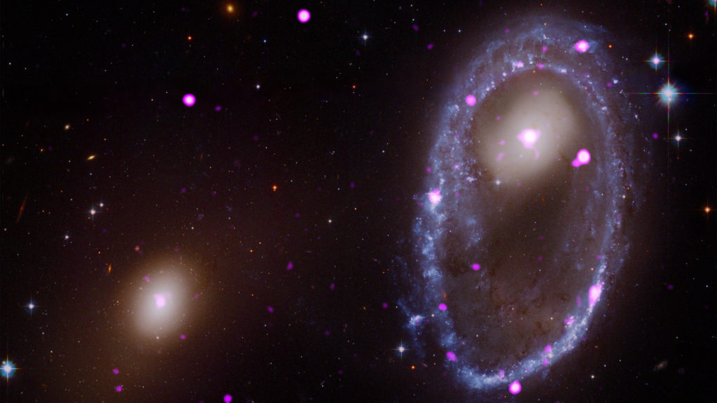 La galaxie AM 0644. En violet, les rayons X observés par Chandra ; en rouge, vert et bleu, ceux observés par Hubble. // Source : X-ray: NASA/CXC/INAF/A. Wolter et al; Optical: NASA/STScI (photo recadrée) La galaxie AM 0644. En violet, les rayons X observés par Chandra ; en rouge, vert et bleu, ceux observés par Hubble. // Source : X-ray: NASA/CXC/INAF/A. Wolter et al; Optical: NASA/STScI (photo recadrée)