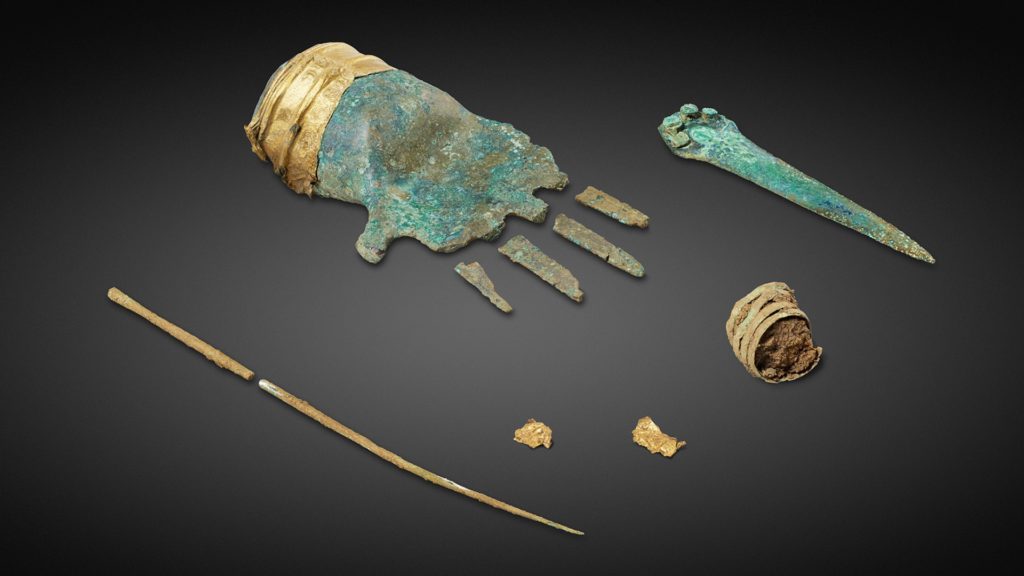 La main en bronze et autres objets retrouvés en Suisse // Source : Service archéologique du canton de Berne La main en bronze et autres objets retrouvés en Suisse // Source : Service archéologique du canton de Berne