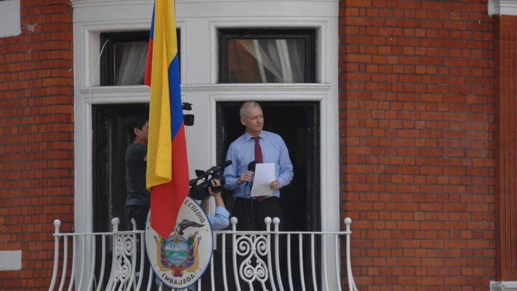 Julian Assange, au balcon de l'ambassade de l'Équateur à Londres, où il s'est enfermé depuis 2012 // Source : Snapperjack - Wikimédia Julian Assange, au balcon de l'ambassade de l'Équateur à Londres, où il s'est enfermé depuis 2012 // Source : Snapperjack - Wikimédia