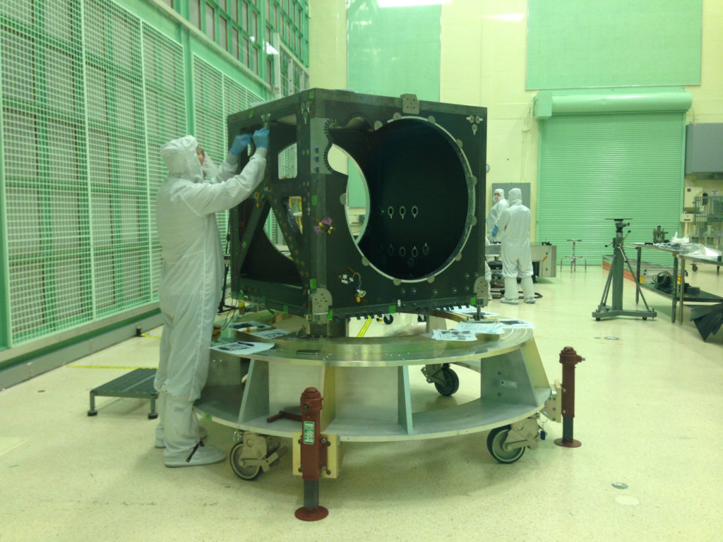 Les vérifications sur la structure du satellite, en mai 2014. // Source : NASA's Goddard Space Flight Center/Kate Ramsayer Les vérifications sur la structure du satellite, en mai 2014. // Source : NASA's Goddard Space Flight Center/Kate Ramsayer