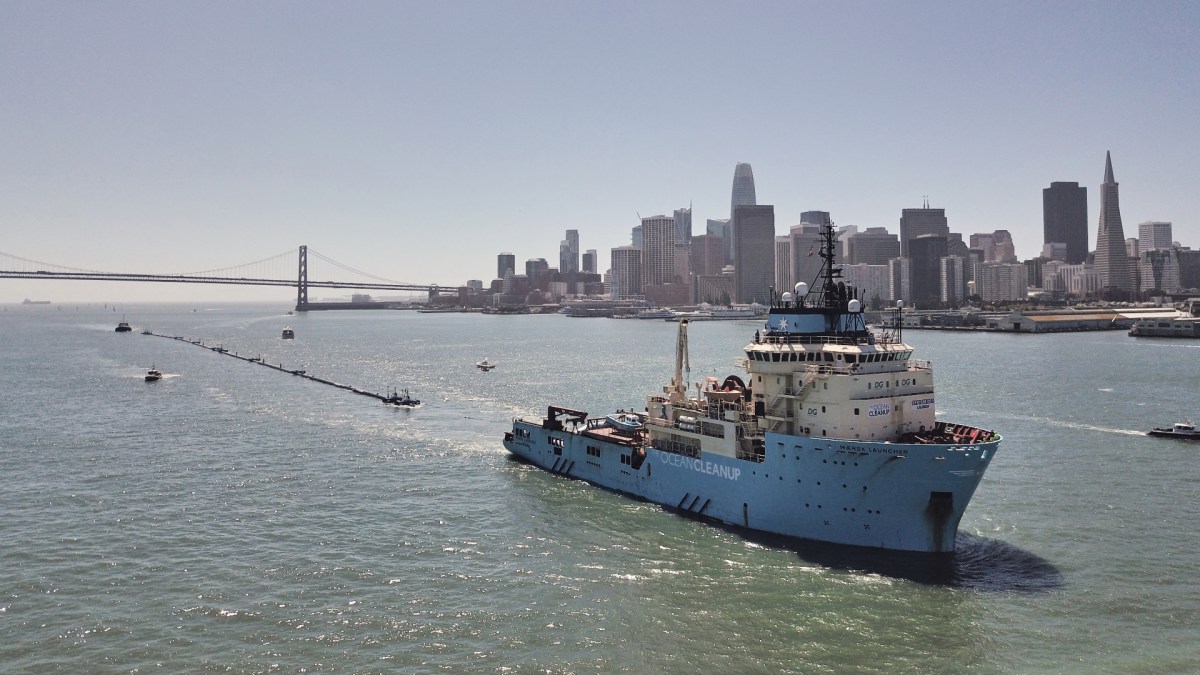 Le bateau d'Ocean Cleanup a pris la mer le 8 août 2018. // Source : The Ocean Cleanup / Benjamin Von Wong Le bateau d'Ocean Cleanup a pris la mer le 8 août 2018. // Source : The Ocean Cleanup / Benjamin Von Wong