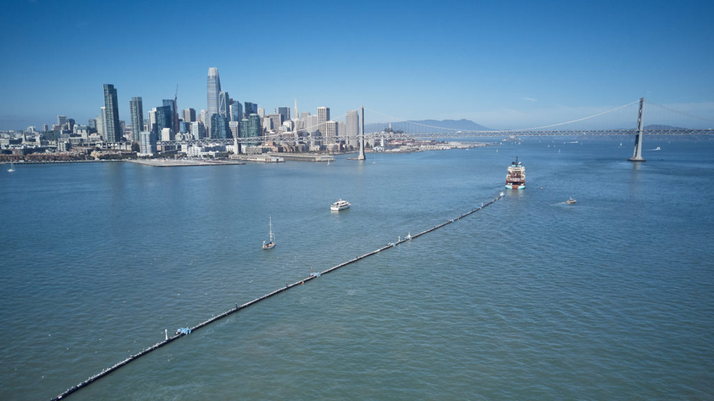 Une fois arrivé au continent de plastique de l'océan Pacifique, le bateau commencera son grand nettoyage. // Source : The Ocean Cleanup / Benjamin Von Wong Une fois arrivé au continent de plastique de l'océan Pacifique, le bateau commencera son grand nettoyage. // Source : The Ocean Cleanup / Benjamin Von Wong