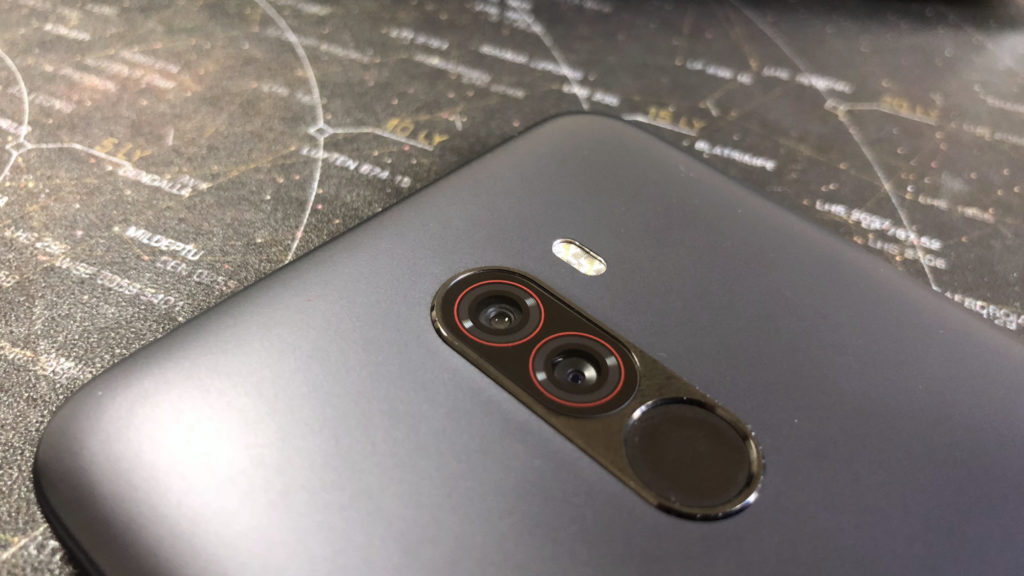 Pocophone F1 de dos // Source : Numerama Pocophone F1 de dos // Source : Numerama