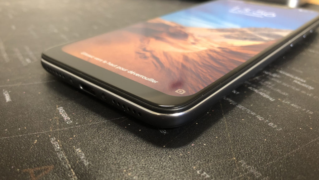 Pocophone F1 de biais // Source : Numerama Pocophone F1 de biais // Source : Numerama