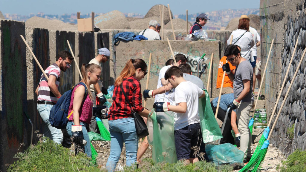 Un grand nettoyage du monde, pendant 24 heures. // Source : World Cleanup Day (photo recadrée) Un grand nettoyage du monde, pendant 24 heures. // Source : World Cleanup Day (photo recadrée)