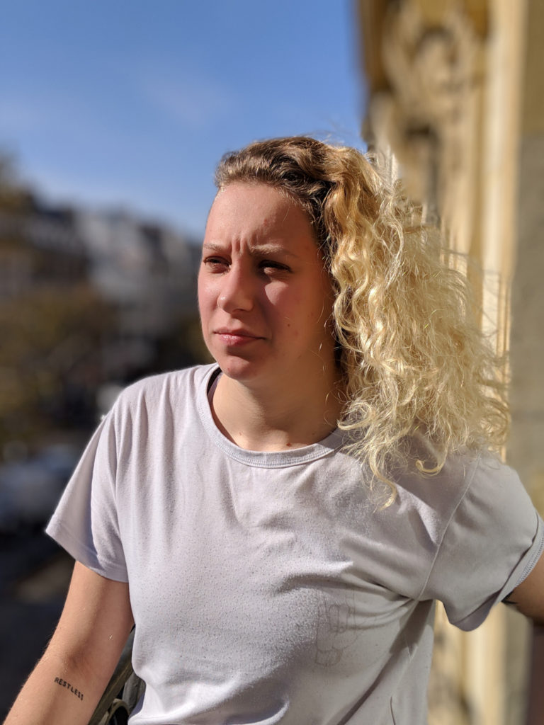 À droite le Pixel a très mal détouré les cheveux... // Source : Numerama À droite le Pixel a très mal détouré les cheveux... // Source : Numerama