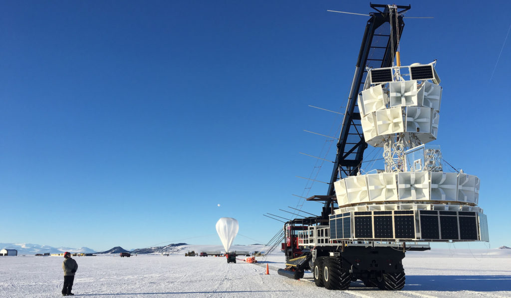 Le dispositif ANITA de la Nasa en Antarctique. // Source : Flickr/CC/Nasa Le dispositif ANITA de la Nasa en Antarctique. // Source : Flickr/CC/Nasa