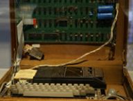 Un Apple-1 dans une valise // Source : Binarysequence - Wikimedia