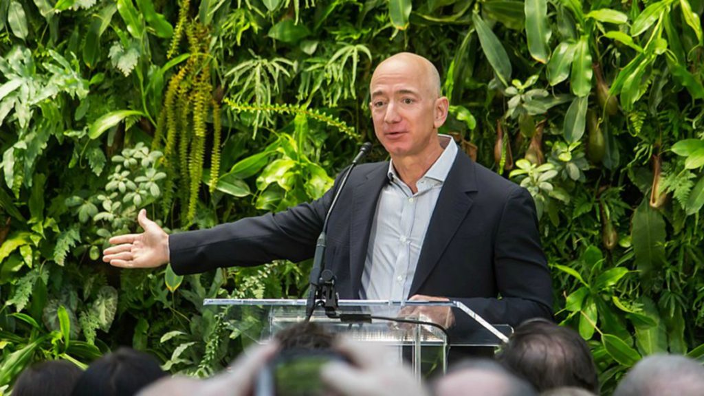 Jeff Bezos, le CEO d'Amazon. // Source : Wikimedia Jeff Bezos, le CEO d'Amazon. // Source : Wikimedia