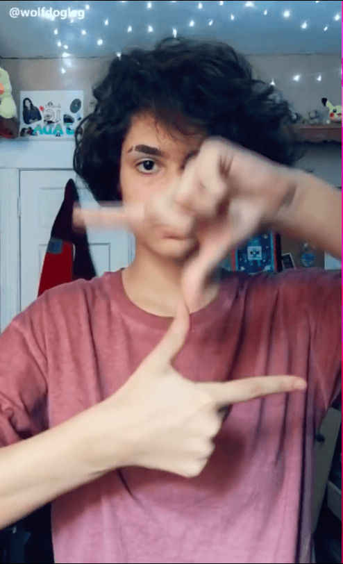 Les vidéos de tutting, danse avec les doigts, sont très populaires sur TikTok // Source : Youtube Les vidéos de tutting, danse avec les doigts, sont très populaires sur TikTok // Source : Youtube