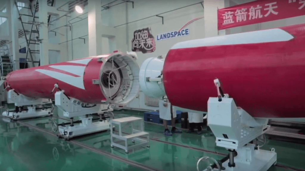 La Zhuque-1 pèse 27 tonnes et mesure 19 mètres de haut // Source : Youtube - SciNews/China Central Television La Zhuque-1 pèse 27 tonnes et mesure 19 mètres de haut // Source : Youtube - SciNews/China Central Television