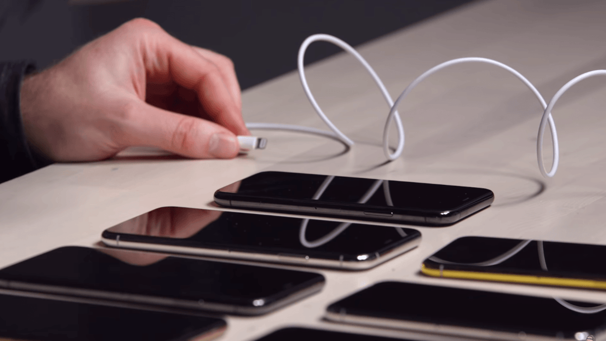 Vidéo concernant le problème de charge des iPhone // Source : YouTube/Unbox Therapy Vidéo concernant le problème de charge des iPhone // Source : YouTube/Unbox Therapy