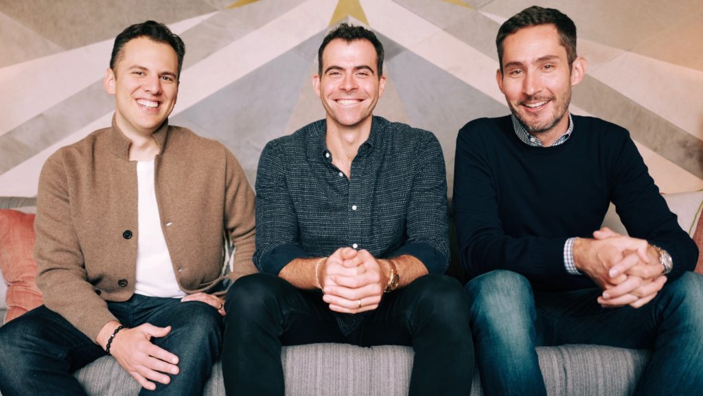 Adam Mosseri, nouveau directeur d'Instagram, entouré des deux cofondateurs Mike Krieger à gauche et Kevin Systrom à droite // Source : Instagram Adam Mosseri, nouveau directeur d'Instagram, entouré des deux cofondateurs Mike Krieger à gauche et Kevin Systrom à droite // Source : Instagram