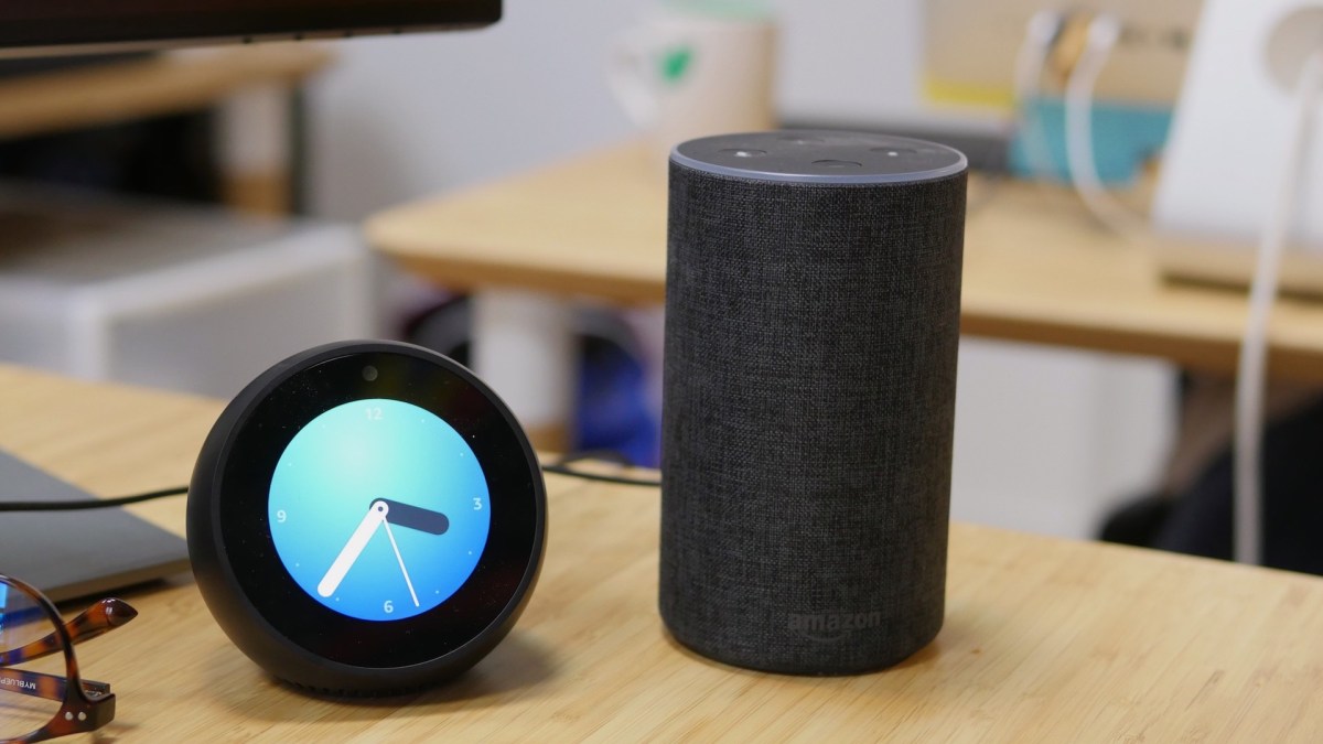 L'Amazon Spot à gauche, l'Echo à droite // Source : Ulrich Rozier / Numerama L'Amazon Spot à gauche, l'Echo à droite // Source : Ulrich Rozier / Numerama