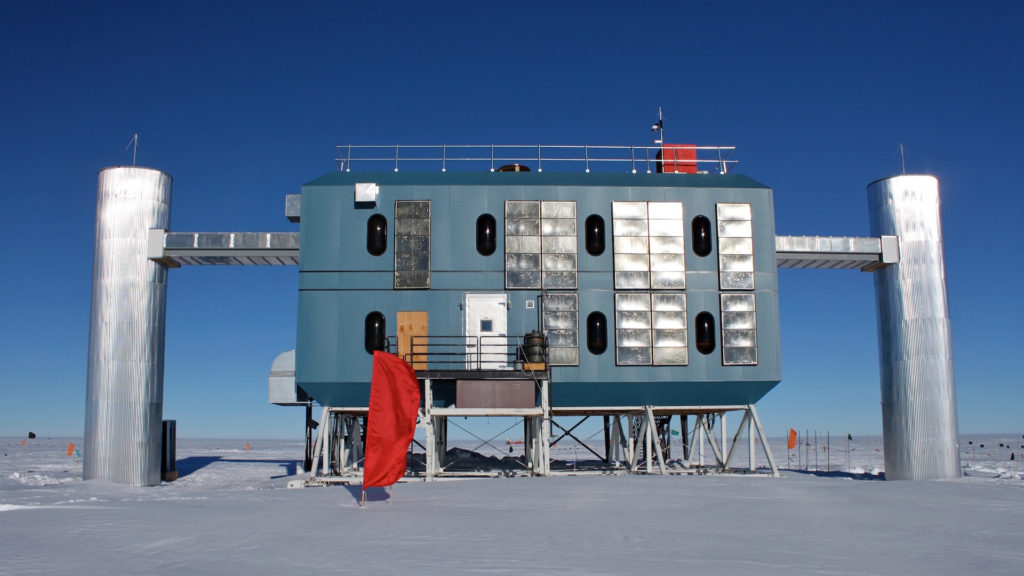 L'observatoire IceCube en Antarctique. // Source : Flickr/CC/Eli Duke L'observatoire IceCube en Antarctique. // Source : Flickr/CC/Eli Duke