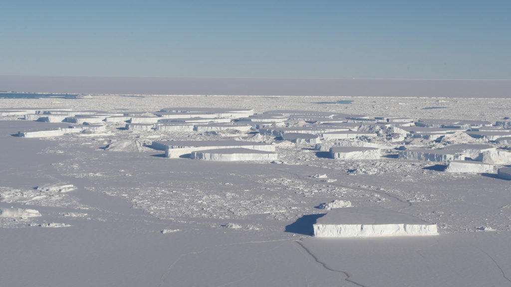 Des icebergs tabulaires qui se sont détachés de Larsen C l'année dernière. // Source : Flickr/CC/NASA/Jefferson Beck Des icebergs tabulaires qui se sont détachés de Larsen C l'année dernière. // Source : Flickr/CC/NASA/Jefferson Beck