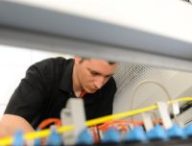Un technicien d'Ikoula travaille sur un serveur dans un data Center de la marque française. Source : Ikoula.