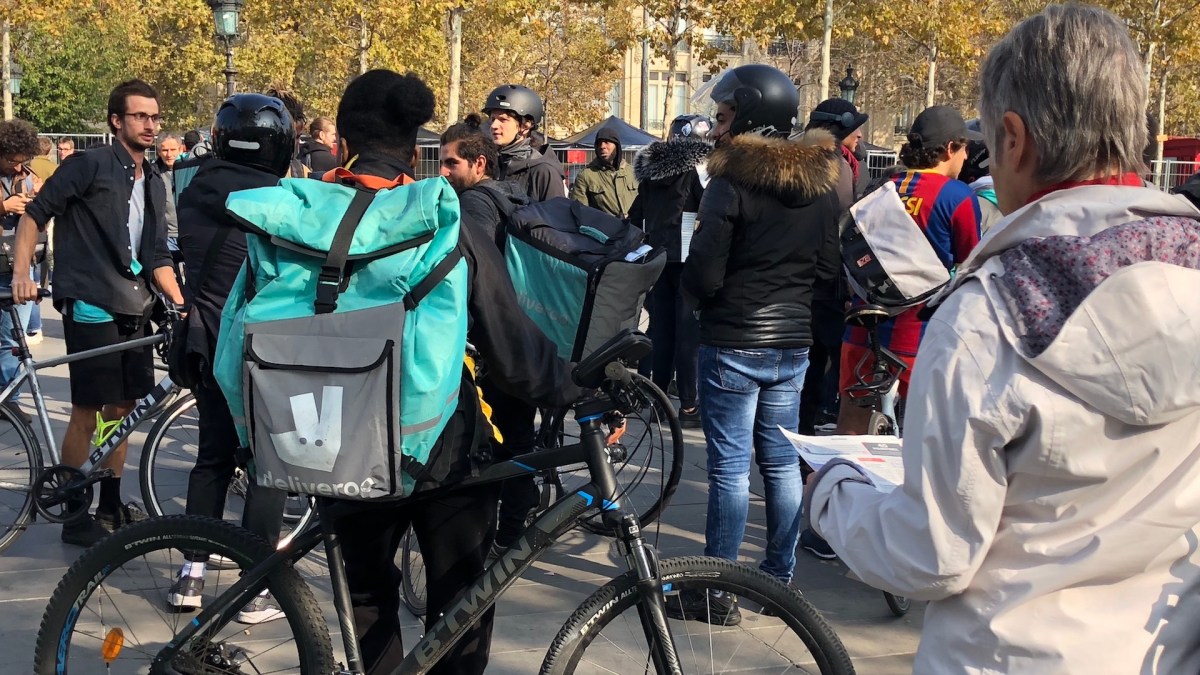 Manifestation des employés de Deliveroo, le 19 octobre 2018 à Paris. // Source : Numerama Manifestation des employés de Deliveroo, le 19 octobre 2018 à Paris. // Source : Numerama