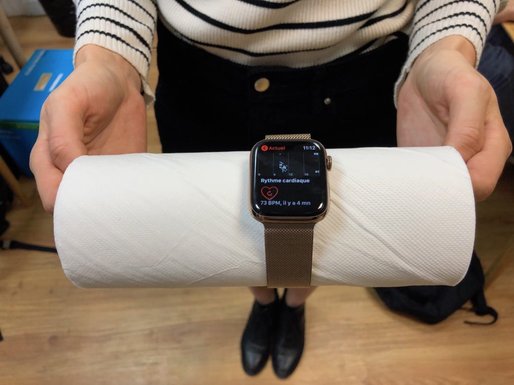 Une Apple Watch sur un rouleau de sopalin // Source : Numerama