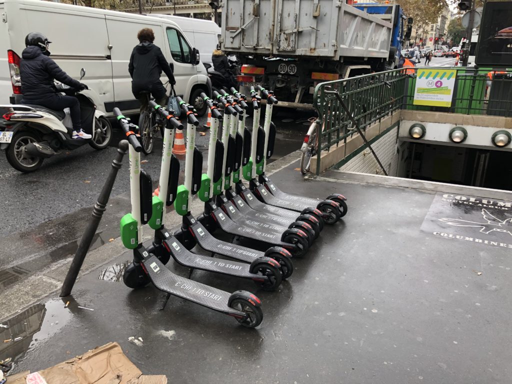 Une armée de trottinettes Lime // Source : Marie Turcan/Numerama Une armée de trottinettes Lime // Source : Marie Turcan/Numerama