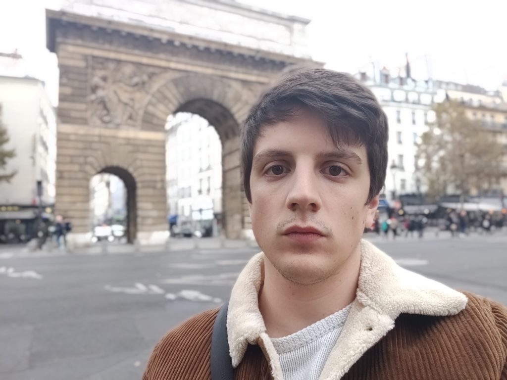 Le mode portrait gère bien la profondeur de champs, mais le ciel crame un peu. // Source : Numerama Le mode portrait gère bien la profondeur de champs, mais le ciel crame un peu. // Source : Numerama