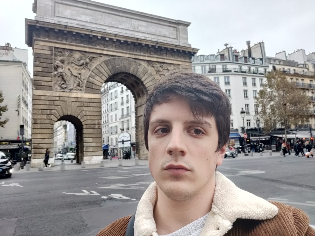Selfie avec la caméra frontale, par faible luminosité. // Source : Numerama Selfie avec la caméra frontale, par faible luminosité. // Source : Numerama