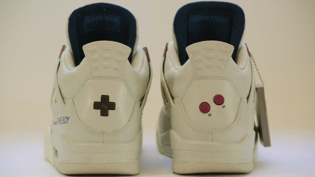 Les boutons de la Game Boy ont été placés au dos des sneakers. // Source : Freakersneaks Les boutons de la Game Boy ont été placés au dos des sneakers. // Source : Freakersneaks