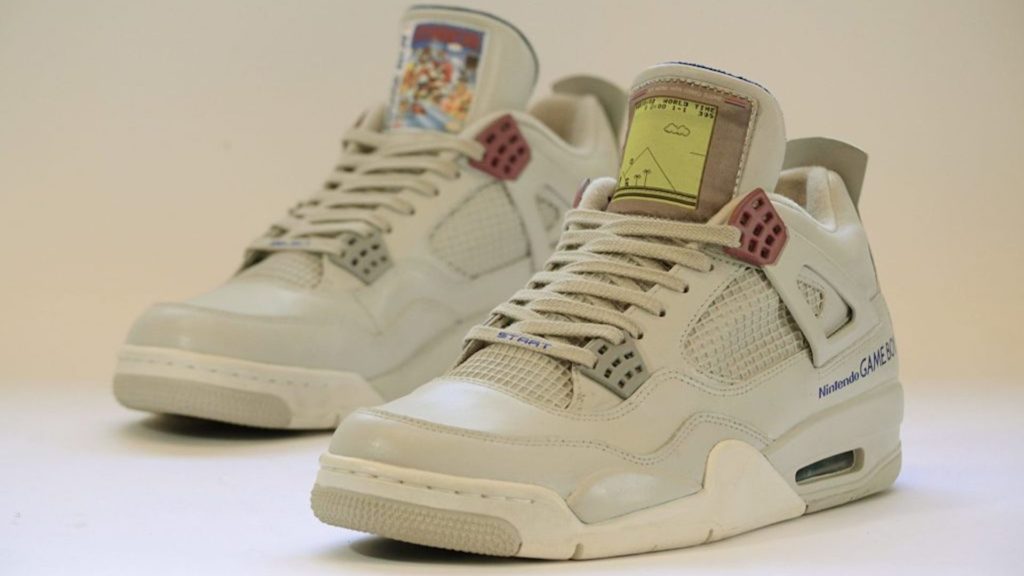 Les deux pieds se partagent les boutons de la Game Boy // Source : Freakersneaks Les deux pieds se partagent les boutons de la Game Boy // Source : Freakersneaks
