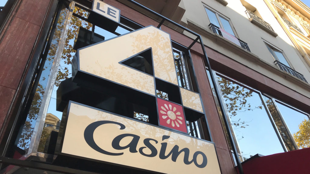 L'enseigne du magasin sur l'avenue Franklin Roosevelt. // Source : Nelly Lesage pour Numerama L'enseigne du magasin sur l'avenue Franklin Roosevelt. // Source : Nelly Lesage pour Numerama