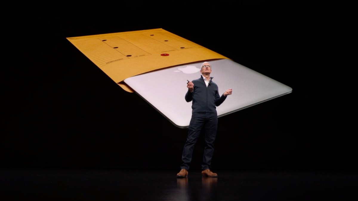 Tim Cook devant l'ancien Macbook Air // Source : URL Tim Cook devant l'ancien Macbook Air // Source : URL