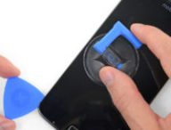 Motorola fournit des kits officiels de réparation. // Source : iFixit
