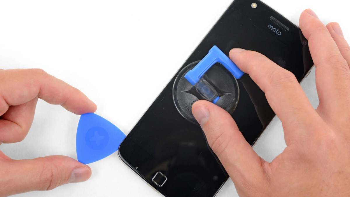 Motorola fournit des kits officiels de réparation. // Source : iFixit Motorola fournit des kits officiels de réparation. // Source : iFixit