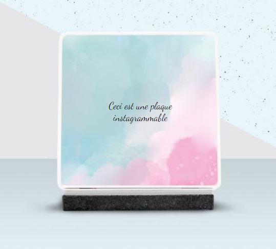 Une plaque façon Instagram, personnalisée avec soin par Numerama. // Source : Iqoniq / Numerama Une plaque façon Instagram, personnalisée avec soin par Numerama. // Source : Iqoniq / Numerama