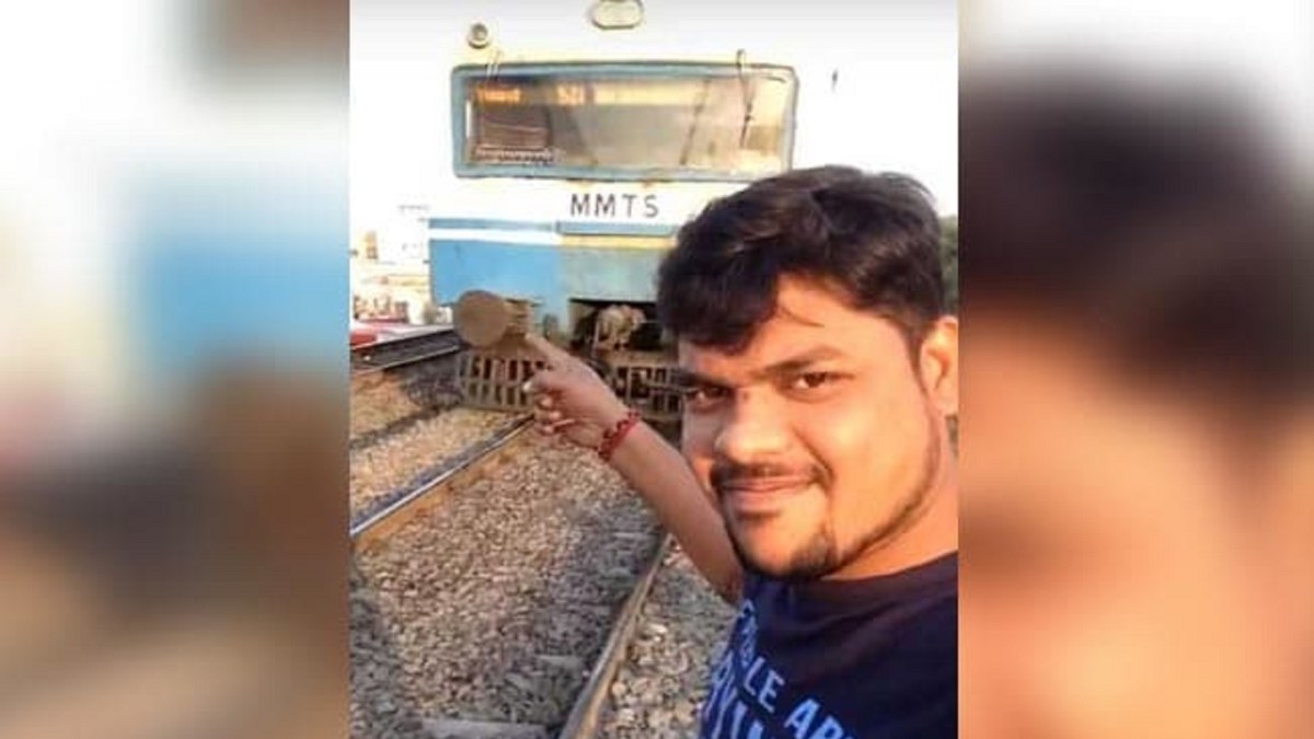 Cet homme qui se prend en selfie devant un train a lui miraculeusement survécu. // Source : Capture d'écran / Khabar ndtv Cet homme qui se prend en selfie devant un train a lui miraculeusement survécu. // Source : Capture d'écran / Khabar ndtv