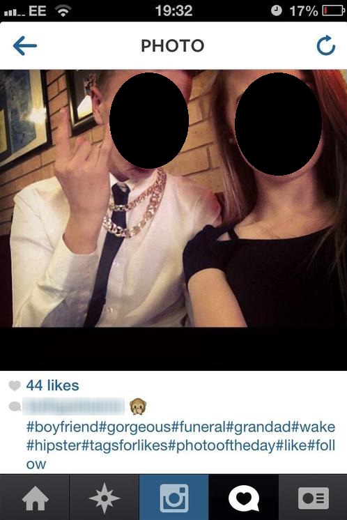 Aux funérailles, beaucoup n'hésitent plus à oser le selfie. // Source : selfiesatfunerals / Tumblr Aux funérailles, beaucoup n'hésitent plus à oser le selfie. // Source : selfiesatfunerals / Tumblr