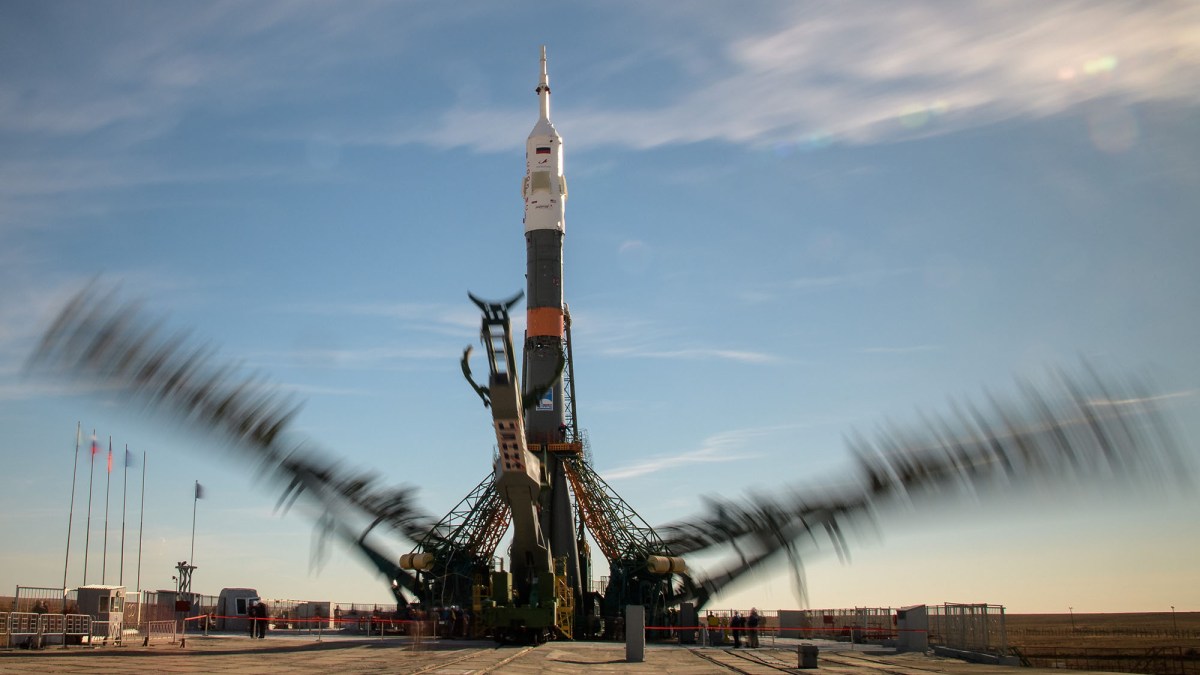 La fusée sur son pas de tir. // Source : NASA/Bill Ingalls La fusée sur son pas de tir. // Source : NASA/Bill Ingalls