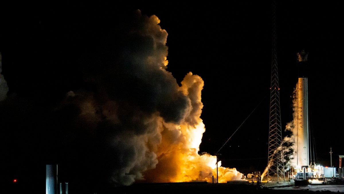 Test de mise à feu statique d'un booster. // Source : SpaceX Test de mise à feu statique d'un booster. // Source : SpaceX