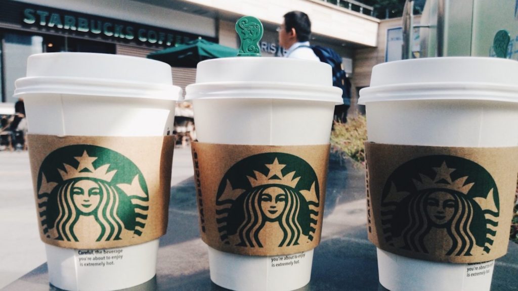 Starbucks demandait à ses employés de partager leurs pourboires avec leurs managers. Shannon Liss-Riordan s'est chargée de mettre fin à cette pratique illégale. // Source : pxhere.com Starbucks demandait à ses employés de partager leurs pourboires avec leurs managers. Shannon Liss-Riordan s'est chargée de mettre fin à cette pratique illégale. // Source : pxhere.com