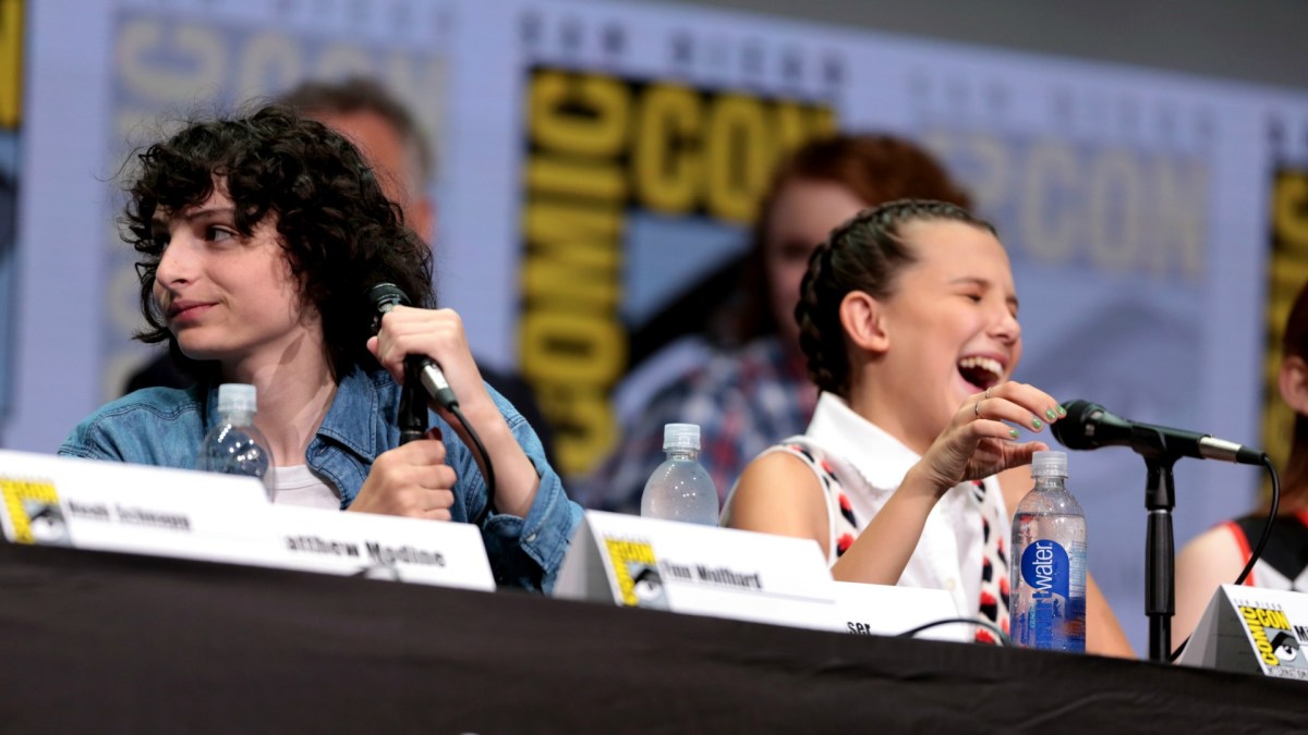 Finn Wolfhard et Millie Bobby Brown de Stranger Things // Source : Wikimedia Commons Finn Wolfhard et Millie Bobby Brown de Stranger Things // Source : Wikimedia Commons