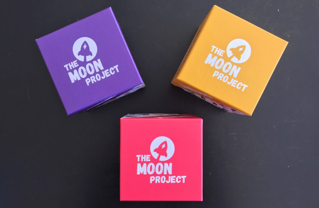 Trois jeux de cartes présentés dans une boîte cubique en carton. // Source : Nelly Lesage pour Numerama Trois jeux de cartes présentés dans une boîte cubique en carton. // Source : Nelly Lesage pour Numerama
