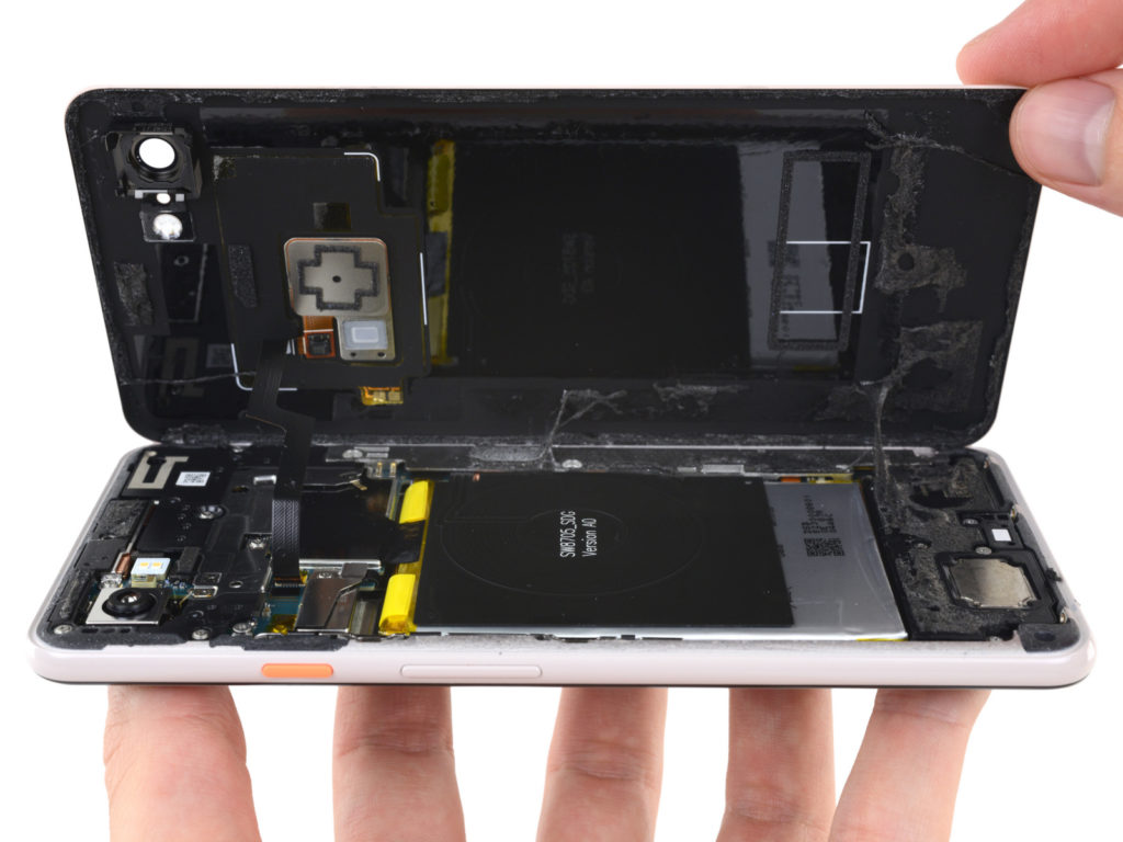 Démontage Google Pixel 3 XL // Source : iFixit Démontage Google Pixel 3 XL // Source : iFixit