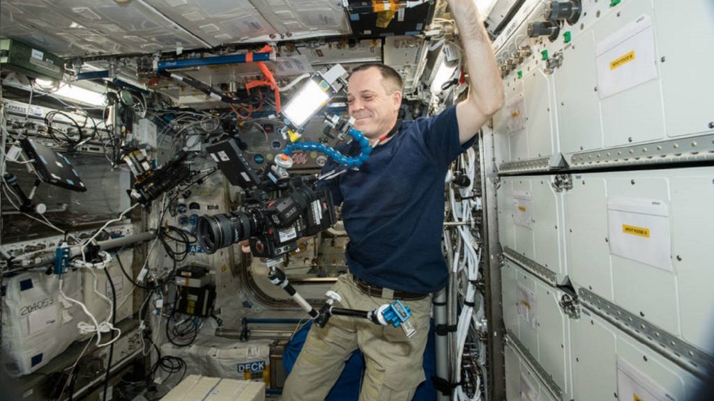 L'astronaute Ricky Arnold en train de filmer l'intérieur de l'ISS avec une caméra 8K. // Source : NASA L'astronaute Ricky Arnold en train de filmer l'intérieur de l'ISS avec une caméra 8K. // Source : NASA