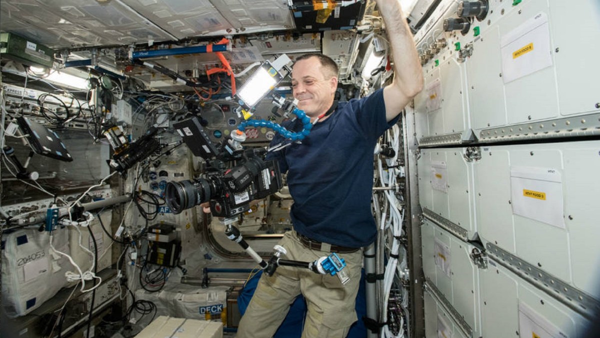 L'astronaute Ricky Arnold en train de filmer l'intérieur de l'ISS avec une caméra 8K. // Source : NASA L'astronaute Ricky Arnold en train de filmer l'intérieur de l'ISS avec une caméra 8K. // Source : NASA