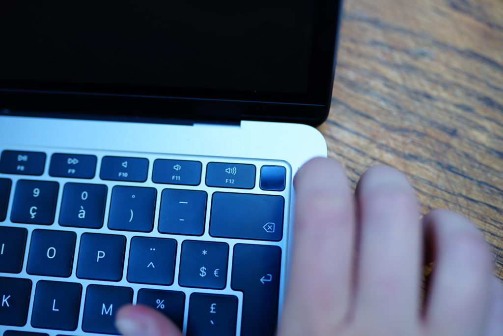 Le bouton Touch ID sur le MacBook Air 2018 // Source : Ulrich Rozier pour Numerama Le bouton Touch ID sur le MacBook Air 2018 // Source : Ulrich Rozier pour Numerama